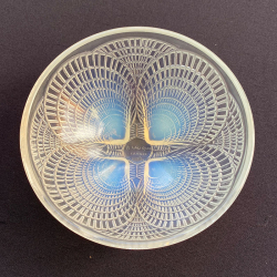 Rene Lalique opalescent and clear glass Couilles bowl No 5, designed with four Scallop shells