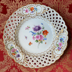 Meissen Porcelain Set of Six Dessert Plates, Reticulated Rim Decorated with Buquet in The Center