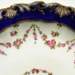 Gorge Jones and Sons Porcelain a Pair Plates Decorated with Rose Garland